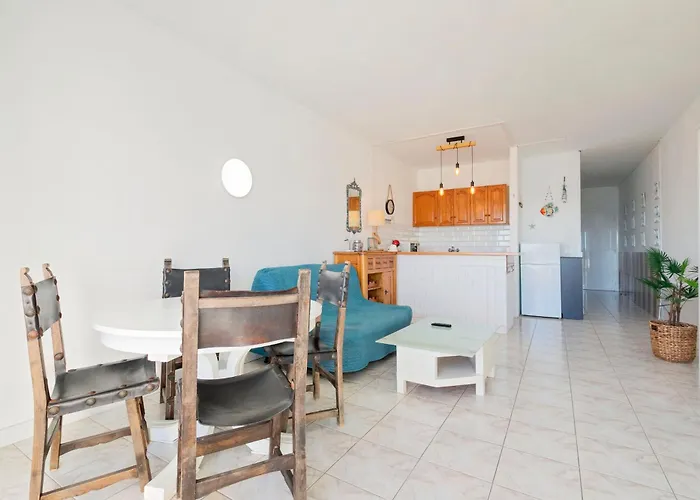Beachfront 1br With Balcony, Pool & Parking Ancla Lägenhet *