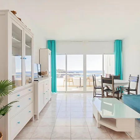 Beachfront 1br With Balcony, Pool & Parking Ancla Apartment