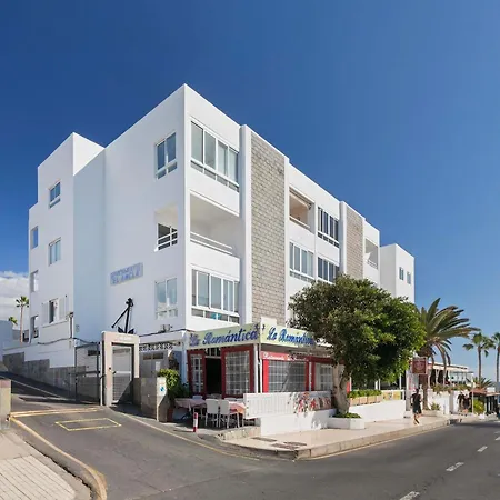 Beachfront 1br With Balcony, Pool & Parking Ancla Apartment *