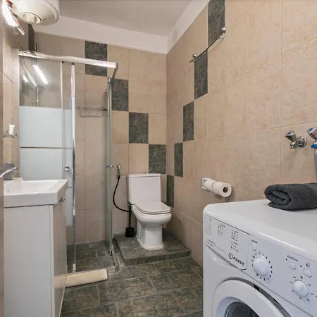 Beachfront 1br With Balcony, Pool & Parking Ancla Apartment