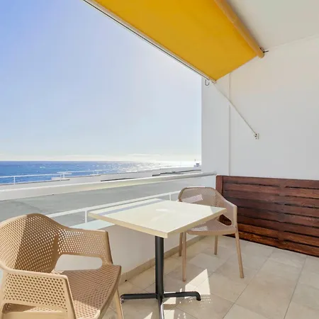 Beachfront 1br With Balcony, Pool & Parking Ancla